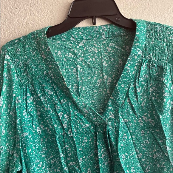Boho Women's V- Neck Floral Green Lightweight Blouse - Picture 6 of 9